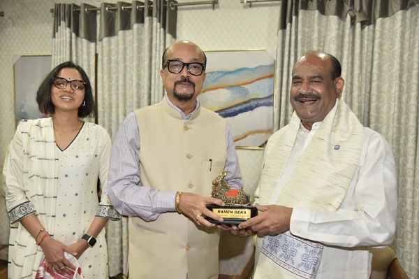 राज्यपाल रमेन डेका ने किया लोकसभा अध्यक्ष ओम बिड़ला का आत्मीय स्वागत
