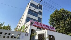 रायगढ़ के व्हाइट रोज होटल में मारपीट का वीडियो वायरल, दोनों पक्षों पर काउंटर FIR दर्ज