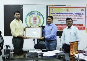 Raigarh News: जनभागीदारी से साकार हो रहा टीबी मुक्त रायगढ़ का संकल्प, 358 ग्राम पंचायत टीबी मुक्त, कलेक्टर ने निक्षय मित्रों को किया सम्मानित