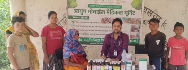 Raigarh: आयुष मोबाइल मेडिकल यूनिट से सुदूर अंचलों तक पहुंच रही स्वास्थ्य सेवाएं, बिरहोर और पहाड़ी कोरवा परिवारों को गांव में ही मिल रहा स्वास्थ्य परीक्षण एवं उपचार