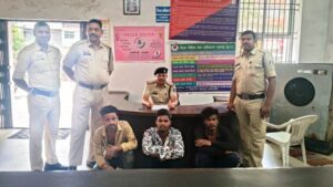 Raigarh News: शराब भट्टी के पास मोबाइल और नकदी लूटने वाले तीन बदमाश गिरफ्तार,  लूटपाट के दौरान युवक के साथ मारपीट कर छीना था मोबाइल और नकदी