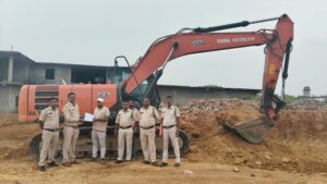 Raigarh News: मुरूम के अवैध उत्खन्न पर खनिज विभाग की कार्रवाई, सड़क निर्माण के लिए बिना अनुमति हो रहा था मिट्टी-मुरूम का उत्खनन, एसआरसी कंपनी के खिलाफ प्रकरण दर्ज, चैन माउंटेन मशीन जब्त