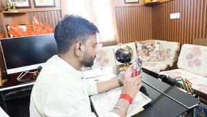 CG: चेन्नई में फंसी छत्तीसगढ़ की तीन युवतियां, युवतियों ने विधायक को फोन कर मदद की लगाई गुहार, MLA ने युवतियों को सुरक्षित वापस लाने के दिए निर्देश 
