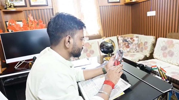 CG: चेन्नई में फंसी छत्तीसगढ़ की तीन युवतियां, युवतियों ने विधायक को फोन कर मदद की लगाई गुहार, MLA ने युवतियों को सुरक्षित वापस लाने के दिए निर्देश 