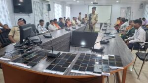 जशपुर पुलिस की बड़ी सफलता : 7 लाख 50 रुपये  के 51 गुम मोबाइल फोन खोजकर उनके मालिकों को लौटाए, 
