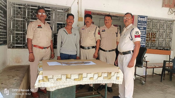 Raigarh News: मेन रोड पर तलवार लहराकर वाले युवक पर कापू पुलिस की कार्रवाई, आर्म्स एक्ट की कार्रवाई, राहगीरों को डरा-धमका रहा था आरोपी