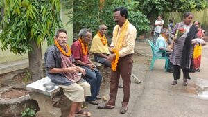 Raigarh: आशा निकेतन वृद्धाश्रम पहुंचे महापौर जीवर्धन चौहान, वृद्धजनों का किया सम्मान और जाना हालचाल