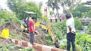 Raigarh: बरसात से पहले एक्शन में महापौर, रेलवे ट्रैक पुल पहुंचकर कराई सफाई, अधिकारियों को दिए सख्त निर्देश