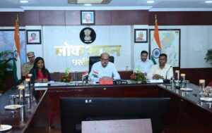राज्यपाल रमेन डेका ने सक्ती जिले के अधिकारियों से की चर्चा, जल संरक्षण, हरियाली और लखपति दीदीयों के नवाचार आधारित गतिविधियों पर दिया विशेष जोर