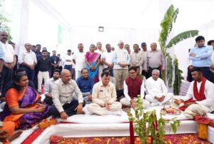 वाणिज्य एवं उद्योग मंत्री लखन लाल देवांगन तथा आवास एवं पर्यावरण मंत्री ओ.पी. चौधरी ने गारमेंट मैन्युफैक्चरिंग यूनिट का किया भूमिपूजन