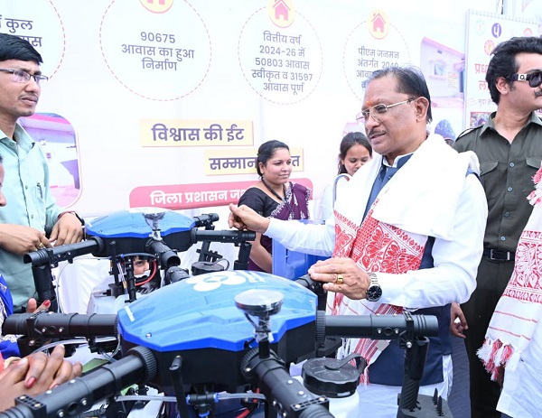 मुख्यमंत्री विष्णुदेव साय की पहल से जशपुर की महिलाएं बनेंगी ‘ड्रोन दीदी’, रायपुर में ले रहीं आधुनिक ड्रोन संचालन का प्रशिक्षण, किसानों तक पहुंचाएंगी तकनीक आधारित कृषि सेवाएं