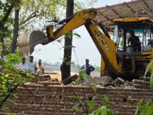 Raigarh News: ओम रूपेश कंपनी की बाउंड्रीवाल तोड़ी गई, जांच में अतिक्रमण भी पाया गया, गंदा पानी भी छोड़ा जा रहा, रायगढ़ के चिराईपानी में घटना के बाद की गई जांच