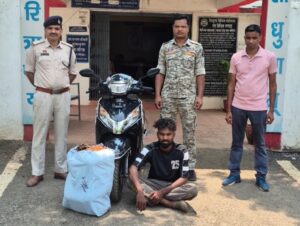 Sarangarh News: ओडिशा से गांजा ला रहा धरमजयगढ़ का नशा तस्कर गिरफ्तार, 2.80 लाख का मशरूका जब्त, पैरदान और डिक्की में छिपाकर रखे थे खाकी टेप से लिपटे 6 पैकेट