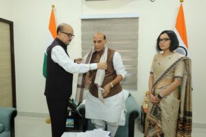 राज्यपाल डेका ने रक्षा मंत्री राजनाथ सिंह से की सौजन्य भेंट
