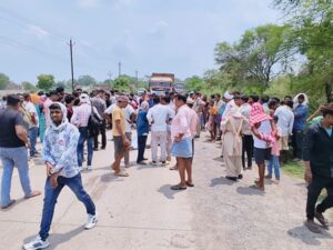 Raiarh News: सड़क दुर्घटना के बाद राष्ट्रीय राजमार्ग पर अवरोध करने वालों पर पुसौर पुलिस की सख्त कार्रवाई