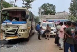 CG में दर्दनाक हादसा: ट्रक से टकराई यात्रियों से भरी बस, 50 थे सवार, ड्राइवर को गैस कटर से निकाला बाहर, कई यात्रियों को आईं गंभीर चोटें 
