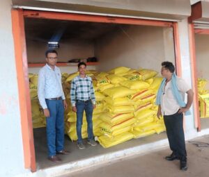 CG: अवैध रूप से भंडारित 585 बोरी उर्वरक जब्त कर गोदाम सील, बड़ी कार्रवाई, कालाबाजारी, जमाखोरी और अमानक उर्वरकों के कारोबार पर रखी जा रही सख्त नजर