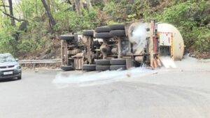 केशकाल घाट में ऑक्सीजन टैंकर पलटा, टैंकर ब्रेक फेल होने से हादसा, मौके पर पहुंची पुलिस ने संभाला मोर्चा