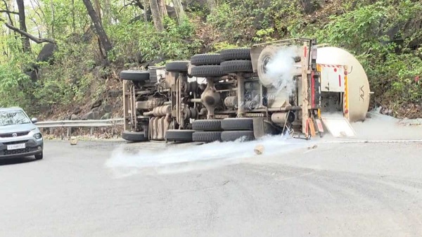 केशकाल घाट में ऑक्सीजन टैंकर पलटा, टैंकर ब्रेक फेल होने से हादसा, मौके पर पहुंची पुलिस ने संभाला मोर्चा