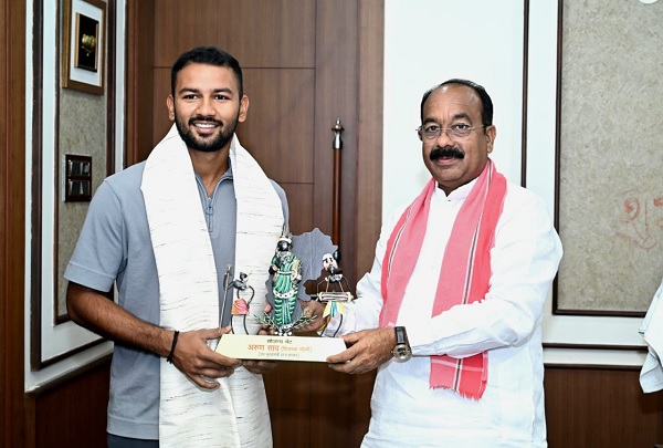 उप मुख्यमंत्री अरुण साव से क्रिकेटर आयुष पाण्डेय ने की सौजन्य मुलाकात, छत्तीसगढ़ के उभरते क्रिकेटर आयुष को श्रीलंका दौरे के लिए इंडिया-ए टीम में मिली है जगह