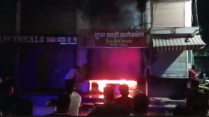 CG News: मुख्य बाजार स्थित कपड़ा दुकान में लगी भीषण आग, देखते-देखते तीन मंजिला इमारत हुई जलकर खाक