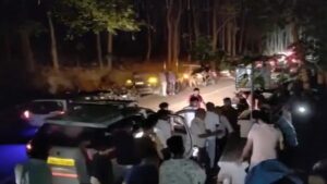 मेरठ से खुशी-खुशी नैनीताल घूमने आया परिवार, टेंपो ट्रैवलर खाई में गिरी, 2 महिलाओं की मौत, 25 घायल