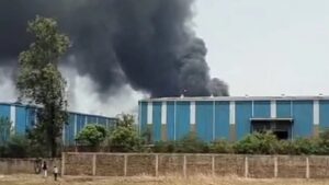 धुएं के गुबार से घिरा रायपुर का उरला औद्योगिक क्षेत्र, टायर से डामर बनाने वाली फैक्ट्री में आग, कई कर्मचारियों के फंसे होने की आशंका