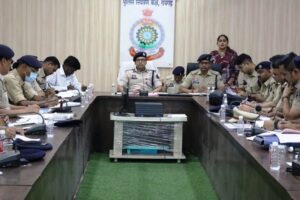 Raigarh News: एसएसपी शशि मोहन सिंह ने ली मासिक क्राइम समीक्षा बैठक, अपराध नियंत्रण एवं लंबित प्रकरणों के निराकरण पर दिया जोर