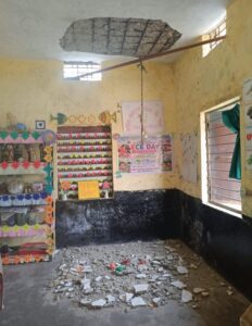 CG: आंगनबाड़ी केंद्र में भरभराकर गिरा छत का प्लास्टर, टला बड़ा हादसा