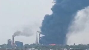 रायपुर के मिवान स्टील प्लांट में भीषण आग, कई किलोमीटर दूर तक दिखीं लपटें और धुआं