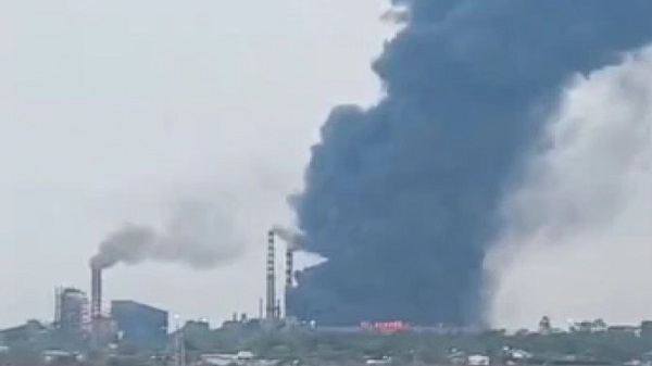 रायपुर के मिवान स्टील प्लांट में भीषण आग, कई किलोमीटर दूर तक दिखीं लपटें और धुआं