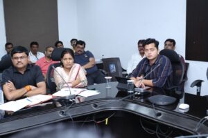 Raigarh News: अवैध पार्किंग पर सख्ती, औद्योगिक वाहनों की फिटनेस और चालकों की सुविधाओं पर जिला प्रशासन गंभीर, एडीएम ने ट्रांसपोर्टर्स, उद्योगों और खनन कंपनियों के प्रतिनिधियों की ली संयुक्त बैठक