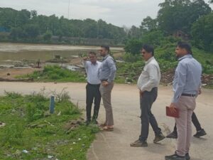 Raigarh: कलेक्टर ने विकास कार्यों का किया मैदानी निरीक्षण, मरीन ड्राइव, कयाघाट पुल, गोगा नाला, नटवर स्कूल और प्यासा मैदान का किया अवलोकन