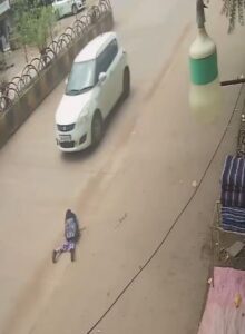 चलती स्कूल वैन से सड़क पर गिरा मासूम! खुला रह गया गेट, CCTV में कैद हुई रोंगटे खड़े कर देने वाली लापरवाही