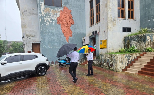 Raigarh: लगातार बारिश के बीच कलेक्टर ने शहर के बाढ़ एवं जल भराव संभावित क्षेत्रों का किया निरीक्षण