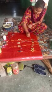 Raigarh News: कृषि, पशुपालन और उद्यम से जुड़ी धरमजयगढ़ की महिलाएं अब स्थानीय बीजों और अनाजों से बना रहीं राखियां