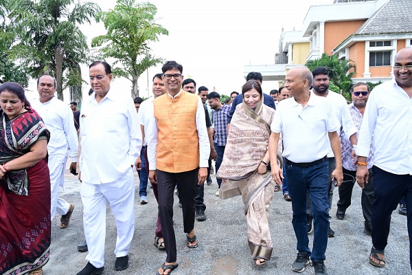  माँ चन्द्रहासिनी आरोग्य धाम का हुआ भूमिपूजन, क्षेत्र को मिलेगी आधुनिक स्वास्थ्य सुविधाएँ, वित्त मंत्री ओपी चौधरी ने कहा- माँ चन्द्रहासिनी आरोग्य धाम बनेगा जनसेवा का नया केंद्र