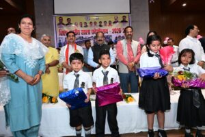 तिलक, मिठाई और न्योता भोज से हुआ बच्चों का स्वागत… स्कूल के पहले दिन दिखा ऐसा नज़ारा जिसने जीत लिया सबका दिल