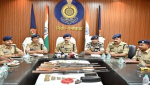 दंतेवाड़ा में नक्सलियों के ठिकानों से 18 लाख रुपये नकद, सोना और हथियार बरामद