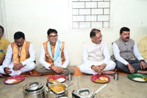 गुरु भक्ति और सादगी की मिसाल: मुख्यमंत्री विष्णु देव साय ने श्रद्धालुओं संग पंगत में बैठकर ग्रहण किया भंडारा प्रसाद