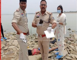 CG News: नदी किनारे मिली महिला की लाश, शरीर पर मिले चोट के निशान, हत्या की आशंका, जांच में जुटी पुलिस
