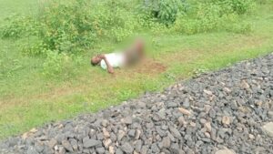 CG News: रेलवे ट्रैक पार करते समय मालगाड़ी की चपेट में आया किसान, घुटने के नीचे से कटा पैर, हालत गंभीर