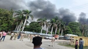 कोरबा की कोल पिच कार्बन फैक्ट्री में आग लगी, तेज धमाके के बाद मची अफरा-तफरी, मौके पर पहुंची दमकल की गाड़ियां,भाग कर मजदूरों ने बचाई जान