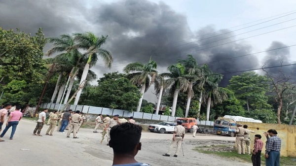 कोरबा की कोल पिच कार्बन फैक्ट्री में आग लगी, तेज धमाके के बाद मची अफरा-तफरी, मौके पर पहुंची दमकल की गाड़ियां,भाग कर मजदूरों ने बचाई जान