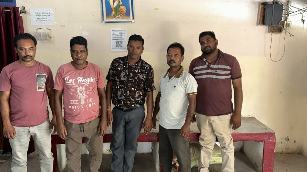 Raigarh News: “ऑपरेशन अंकुश” के तहत कार्रवाई : उदउदा में जुआ फड़ पर धरमजयगढ़ पुलिस का छापा, 5 जुआरियों से नगद ₹17,650 और 8 दोपहिया वाहन जब्त