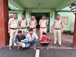 Raigarh News: प्लांट के गार्ड पर चाकू से हमला कर लूटने वाले 3 आरोपी चंद घंटों में गिरफ्तार, लूटपाट के बाद फोन-पे से उड़ाए थे 30 हजार रुपये: बदमाशों ने सुरक्षा गार्ड को घेरकर पेट में घोंपा था चाकू