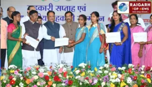 मुख्यमंत्री विष्णुदेव साय ने जशपुर के वन धन विकास केंद्र पंचक्की की महिला स्व-सहायता समूह को किया सम्मानित