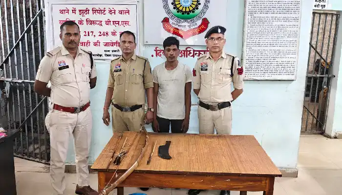 तीर-धनुष, लोहे का कत्ता के साथ लोगों को धमका रहा आरोपी गिरफ्तार, आर्म्स एक्ट में कार्रवाई