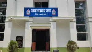 कार से देशी कट्टा बरामद, दो आरोपी गिरफ्तार; तीसरा फरार