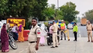 भौरासा और फंदा टोल प्लाजा पर लगे स्मार्ट बोर्ड — अब सड़क पर चलते-चलते मिलेगा सुरक्षा का संदेश